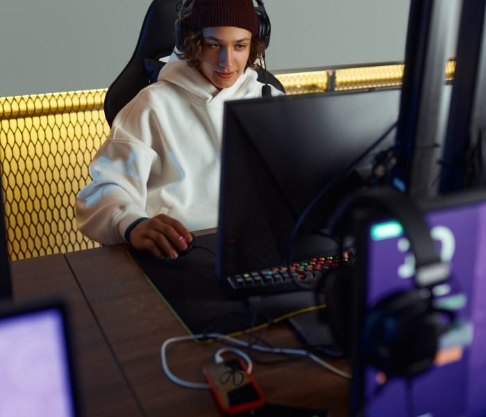 Young gamer play in game club